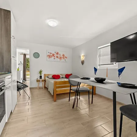 Valora Stylish Near Sandy Beaches By Qubo מדולין