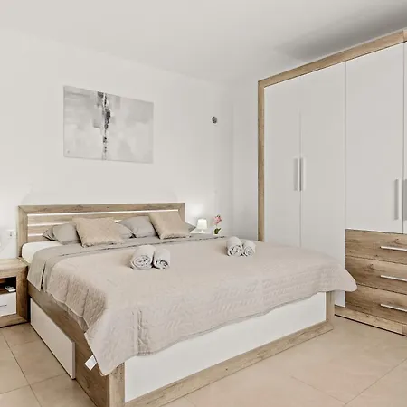 Valora Stylish Near Sandy Beaches By Qubo דירה