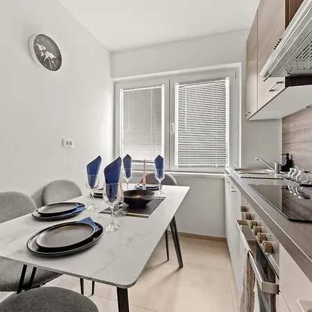 דירה Valora Stylish Near Sandy Beaches By Qubo מדולין