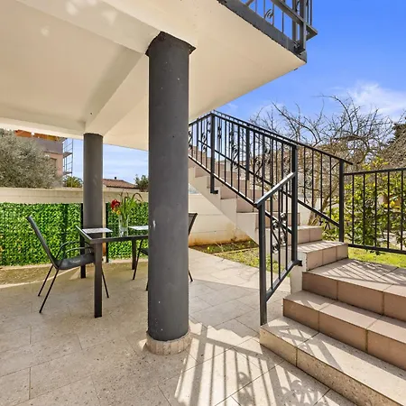 Valora Stylish Near Sandy Beaches By Qubo מדולין