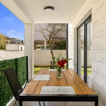 דירה Valora Stylish Near Sandy Beaches By Qubo מדולין