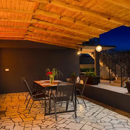 Valora Stylish Near Sandy Beaches By Qubo מדולין