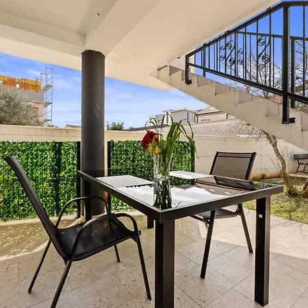 Valora Stylish Near Sandy Beaches By Qubo *