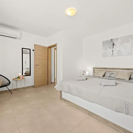 Valora Stylish Near Sandy Beaches By Qubo מדולין