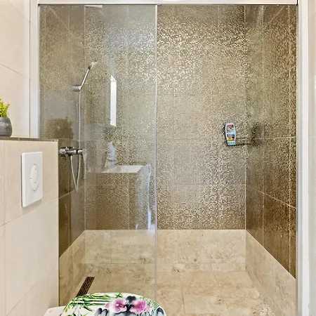 Valora Stylish Near Sandy Beaches By Qubo דירה *