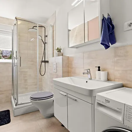 Valora Stylish Near Sandy Beaches By Qubo דירה מדולין