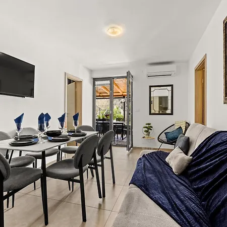 Valora Stylish Near Sandy Beaches By Qubo *