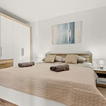 Valora Stylish Near Sandy Beaches By Qubo דירה מדולין