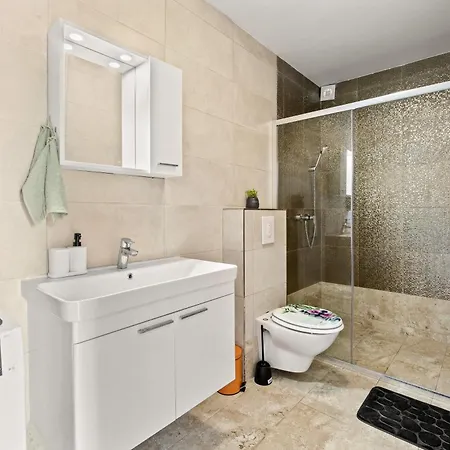 Valora Stylish Near Sandy Beaches By Qubo מדולין