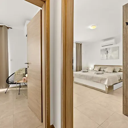 דירה Valora Stylish Near Sandy Beaches By Qubo מדולין