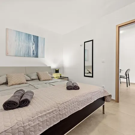 Valora Stylish Near Sandy Beaches By Qubo דירה מדולין