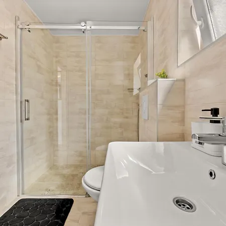 דירה Valora Stylish Near Sandy Beaches By Qubo מדולין