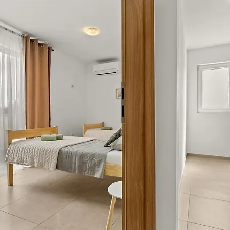 דירה Valora Stylish Near Sandy Beaches By Qubo מדולין