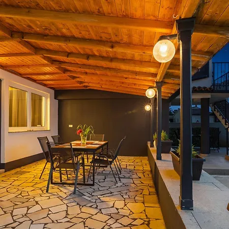 Valora Stylish Near Sandy Beaches By Qubo מדולין
