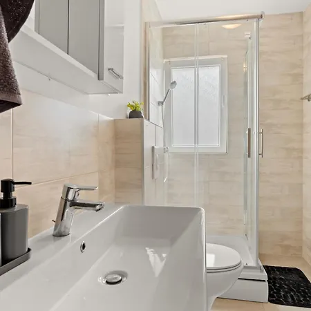 Valora Stylish Near Sandy Beaches By Qubo דירה