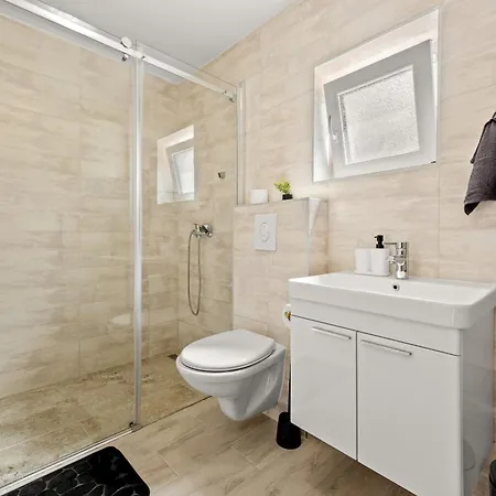 Valora Stylish Near Sandy Beaches By Qubo דירה