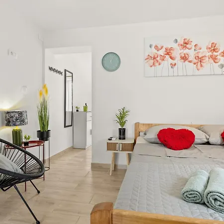 דירה Valora Stylish Near Sandy Beaches By Qubo מדולין
