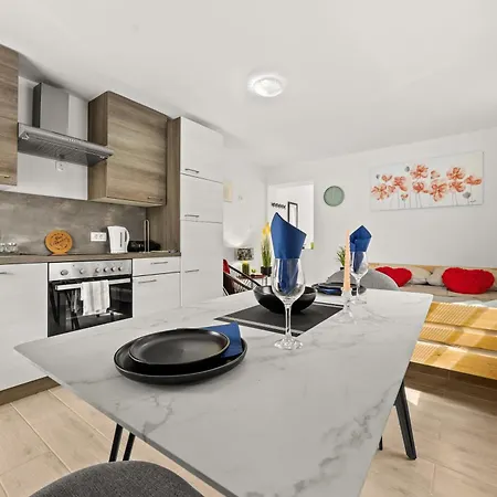 דירה Valora Stylish Near Sandy Beaches By Qubo מדולין