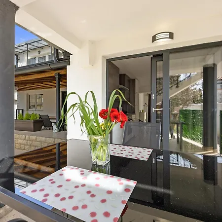 Valora Stylish Near Sandy Beaches By Qubo דירה *