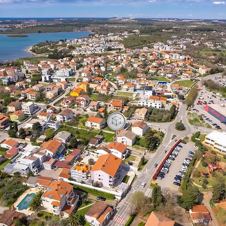 Valora Stylish Near Sandy Beaches By Qubo דירה